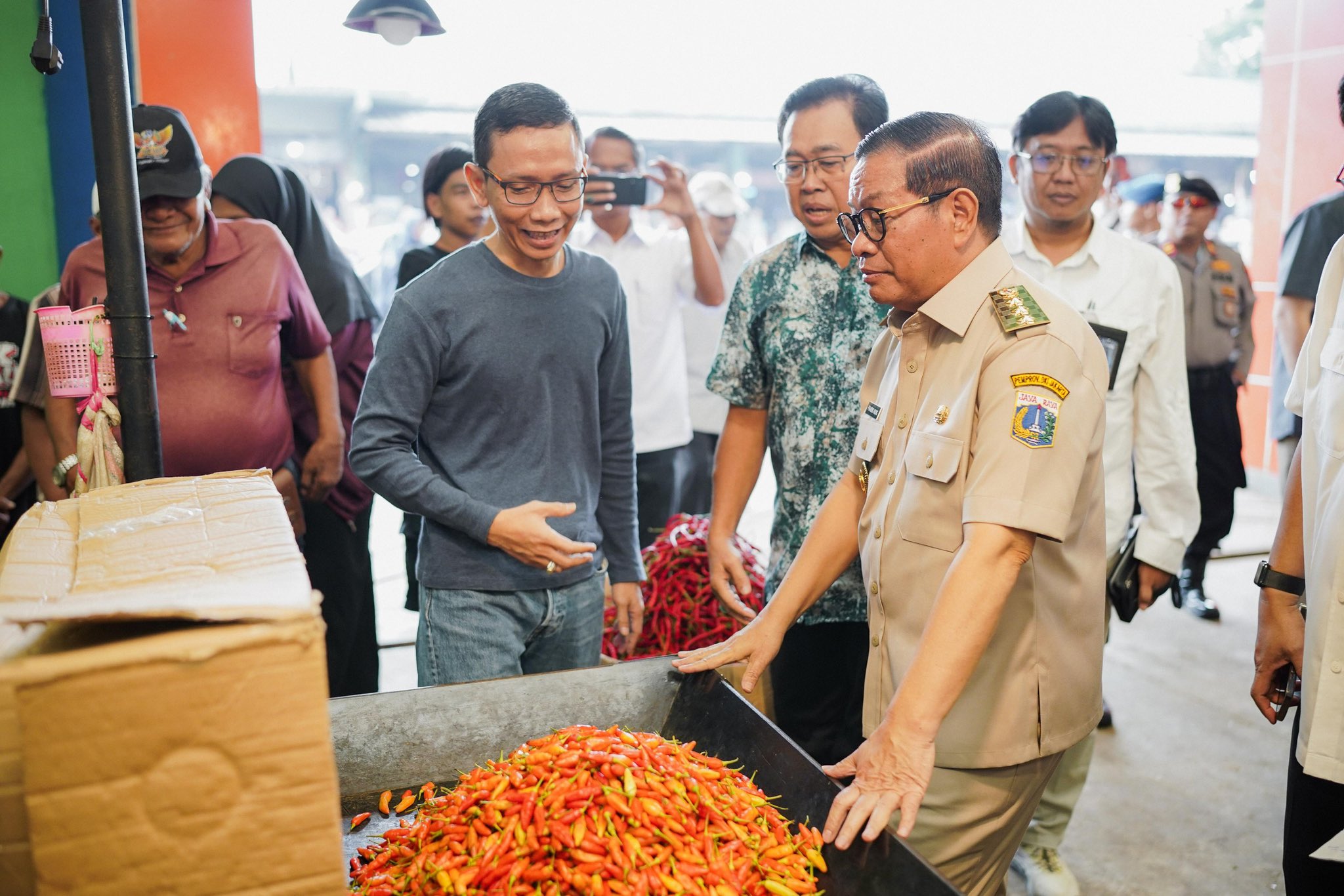 PKL Dituding Dibekingi Ormas, Pedagang Pasar Induk Kramat Jati Minta Revitalisasi Segera Jalan